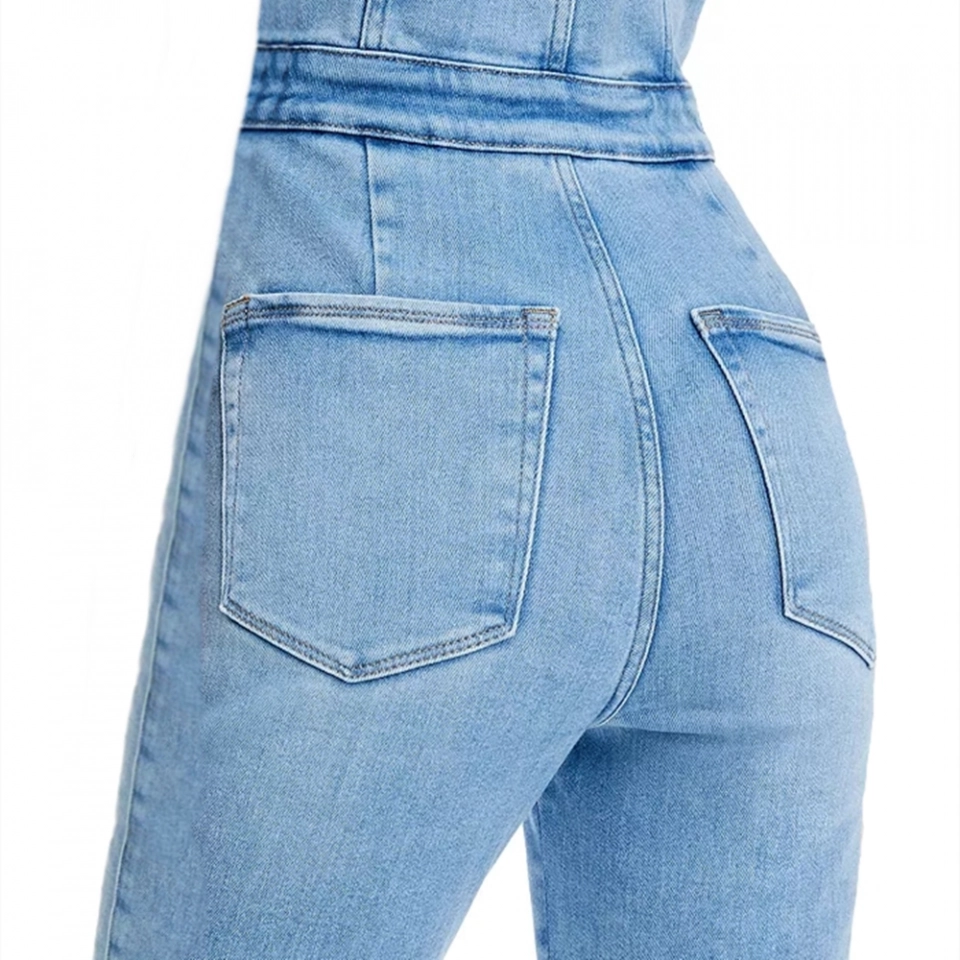 The women's one-piece denim outfit features short sleeves and trousers. (4)